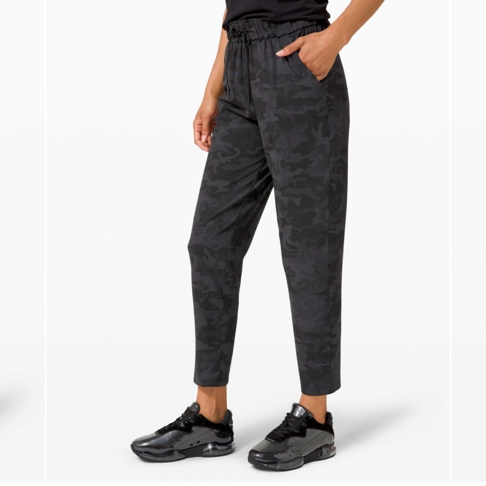 Lululemon Keep Moving Black Camo Pants Size 6 High Rise 7/8 Straight Leg Gym